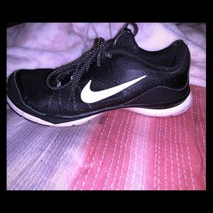 Black nike running shoes 7.5